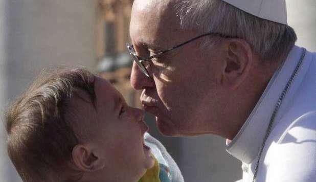 il papa bacia il bambino