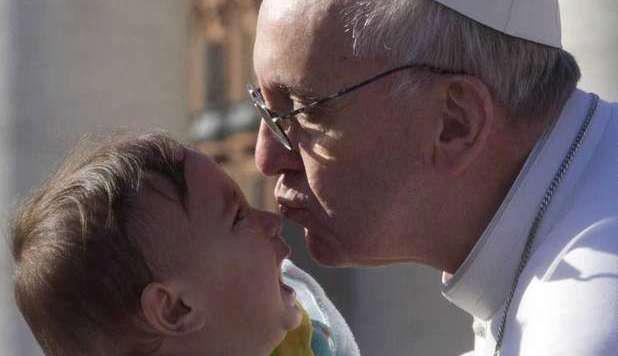 il papa bacia il bambino