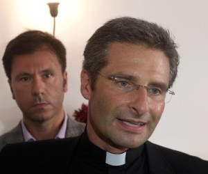 Monsignor Krysztof Charamsa, 43 anni, il teologo che ha fatto coming out, con il suo compagno Eduard alla fine della conferenza stampa in corso a Roma, 3 ottobre 2015. ANSA/ LUCIANO DEL CASTILLO